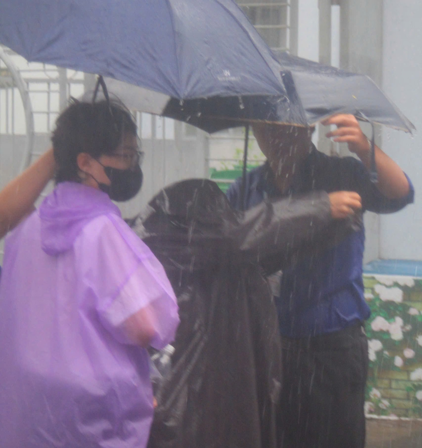 Cơn mưa lớn vào buổi sáng, đặc biệt vào khung giờ các em hoàn thành bài thi môn Văn để về nhà, khiến việc đi lại của các em, đưa đón của phụ huynh gặp nhiều trở ngại.