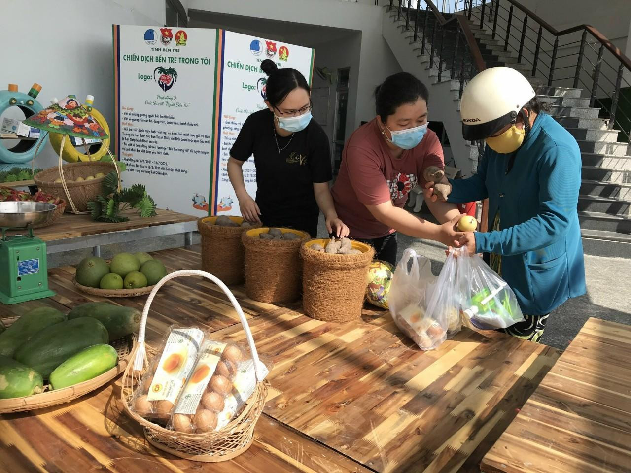 Chị Lâm Như Quỳnh, Phó Bí thư tỉnh đoàn Bến Tre cho biết, hiện nay đang vận động các mạnh thường quân hỗ trợ nhu yếu phẩm, rau củ... cho người nghèo; ngoài ra còn tiếp tục hỗ trợ cho các khu phong tỏa trên địa bàn tỉnh.