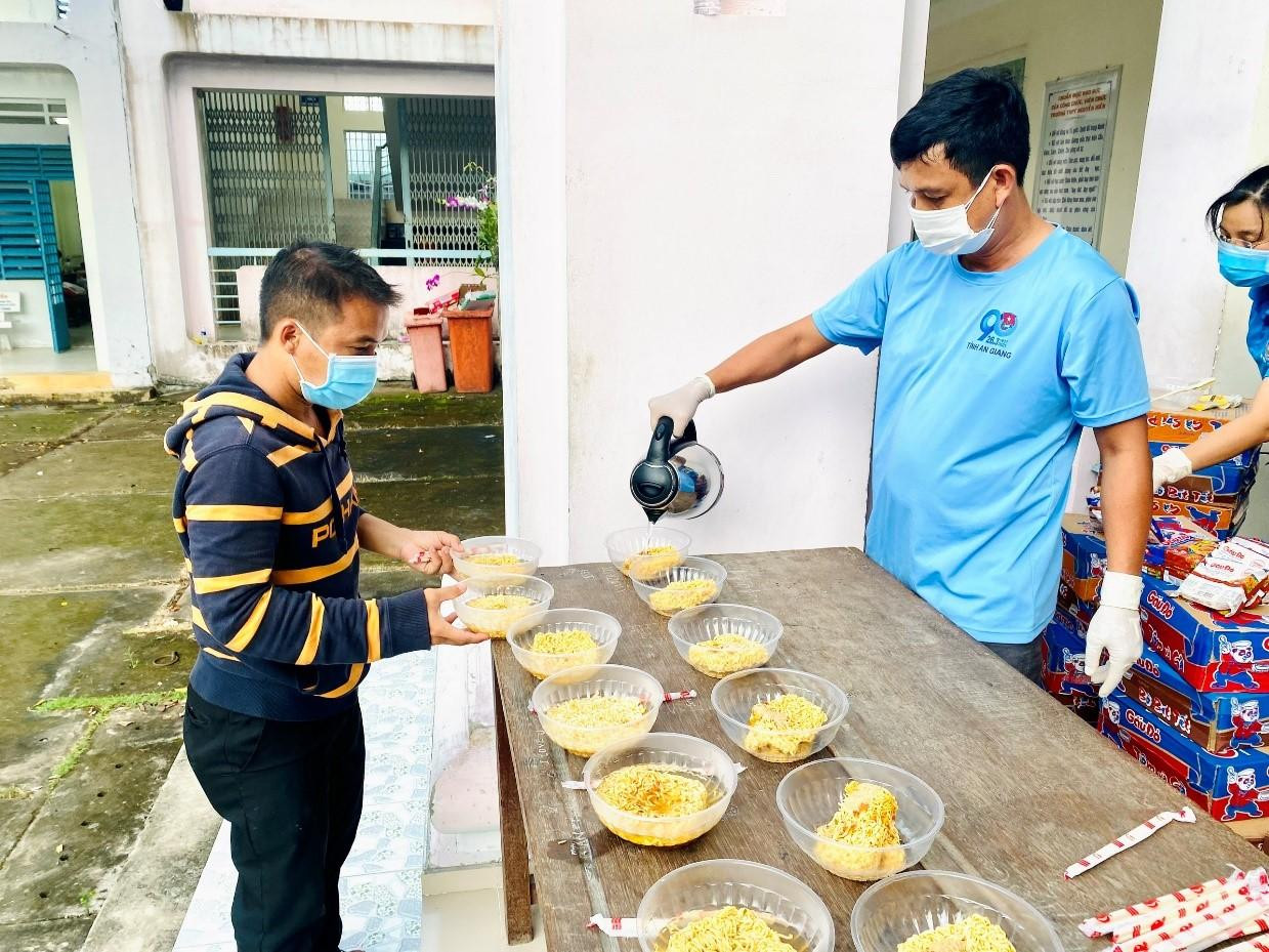 Chị Nguyễn Phượng Thư, Phó Chủ tịch Hội LHTN Việt Nam tỉnh An Giang (thứ 2 từ phải sang) chuẩn bị mì gói phục vụ người dân. Chị Nguyễn Phượng Thư, Phó Chủ tịch Hội LHTN Việt Nam tỉnh An Giang (thứ 2 từ phải sang) chuẩn bị mì gói phục vụ người dân.