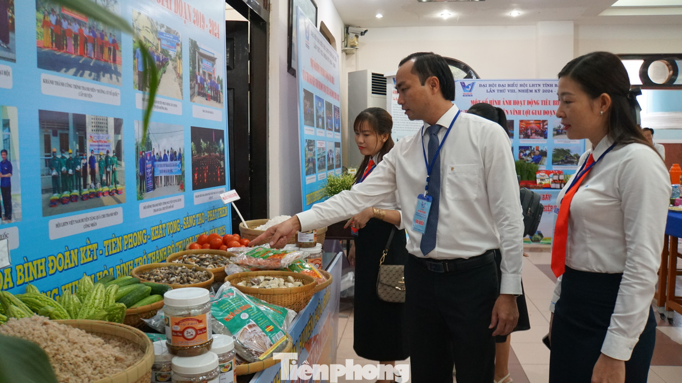 Đại biểu tham quan sản phẩm khởi nghiệp của thanh niên. Ảnh: Hòa Hội Đại biểu tham quan sản phẩm khởi nghiệp của thanh niên. Ảnh: Hòa Hội