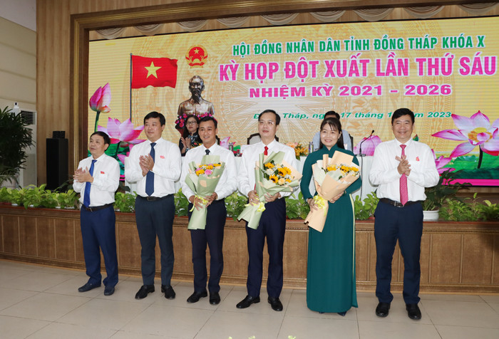 Lãnh đạo Tỉnh uỷ, HĐND, UBND tỉnh Đồng Tháp chúc mừng các cán bộ được bầu giữ chức danh mới. Ông Trần Trí Quang, tân Phó Chủ tịch UBND tỉnh Đồng Tháp (thứ 3 từ phải sang). Ảnh: N. Ánh.