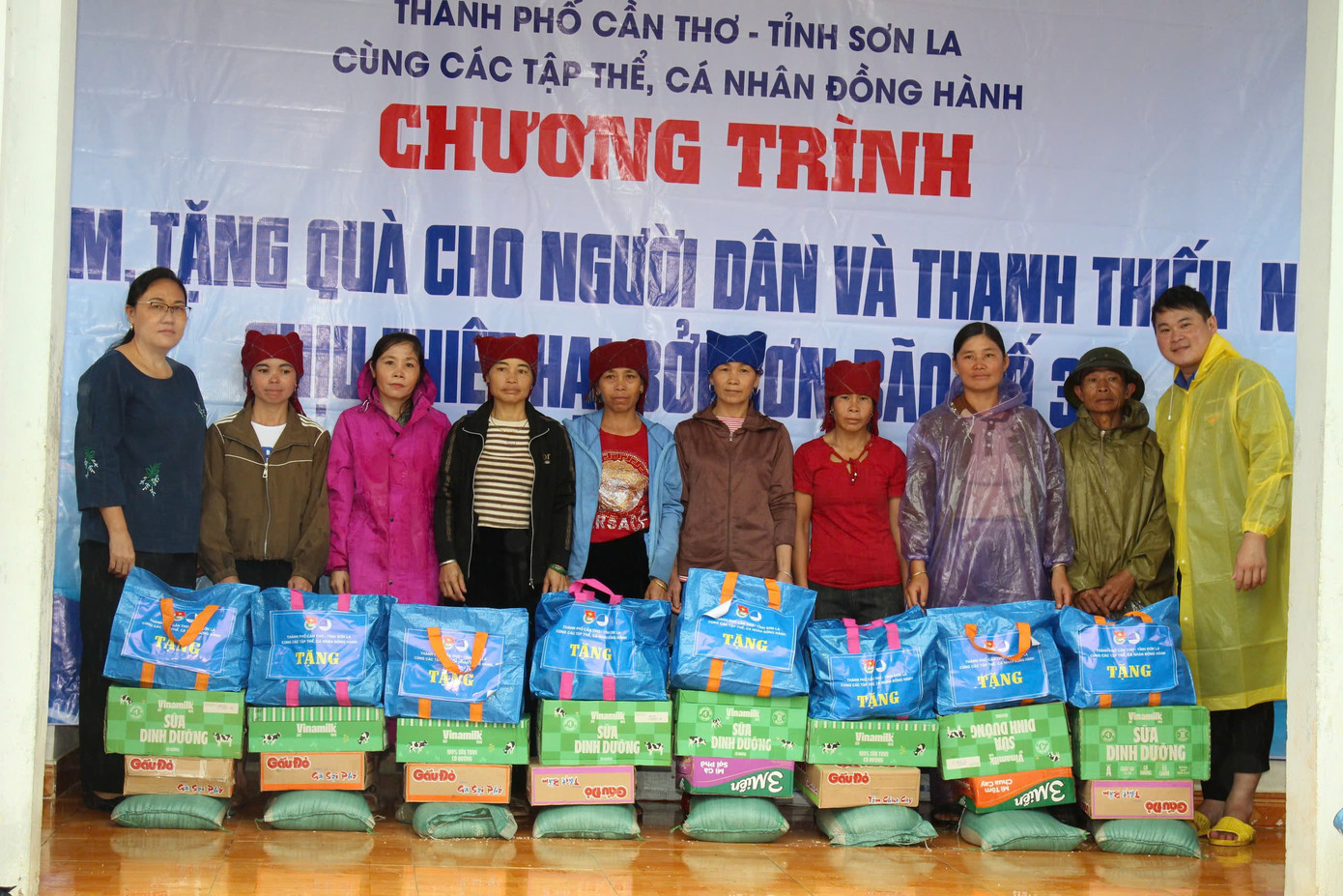 Anh Phương Tấn Đạt - Giám đốc Trung tâm hỗ trợ Học sinh – sinh viên TP Cần Thơ tặng quà bà con Sơn La.