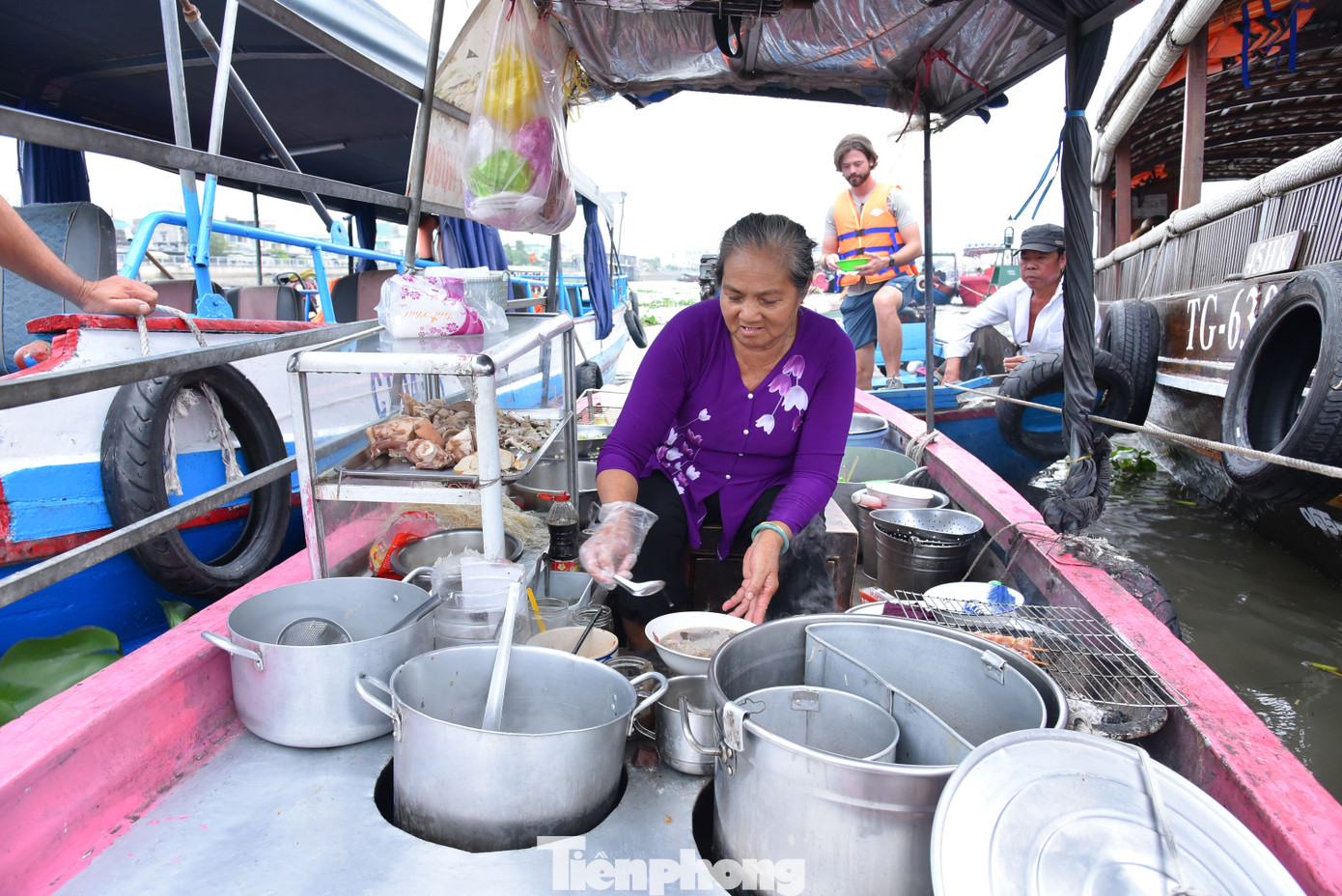 Bà Trịnh Thị Bé (65 tuổi) sống với nghề bán bún riêu ở chợ nổi Cái Răng gần 40 năm cho biết, trước đây bán chủ yếu cho thương hồ mua bán ở chợ nổi, khoảng chục năm nay du lịch phát triển, nhiều khách từ xa đến cũng tìm đến thưởng thức rồi dần dần bán cho khách du lịch nhiều hơn dân mua bán tại chợ. Ảnh: Hòa Hội. Bà Trịnh Thị Bé (65 tuổi) sống với nghề bán bún riêu ở chợ nổi Cái Răng gần 40 năm cho biết, trước đây bán chủ yếu cho thương hồ mua bán ở chợ nổi, khoảng chục năm nay du lịch phát triển, nhiều khách từ xa đến cũng tìm đến thưởng thức rồi dần dần bán cho khách du lịch nhiều hơn dân mua bán tại chợ. Ảnh: Hòa Hội.
