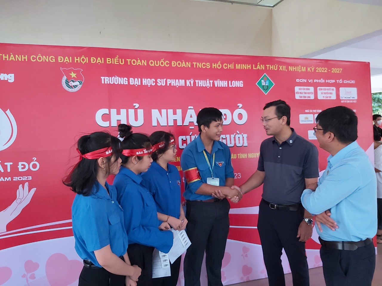 Đại diện báo Tiền Phong trao đổi, trò chuyện với các tình nguyện viên hỗ trợ Chủ nhật Đỏ.