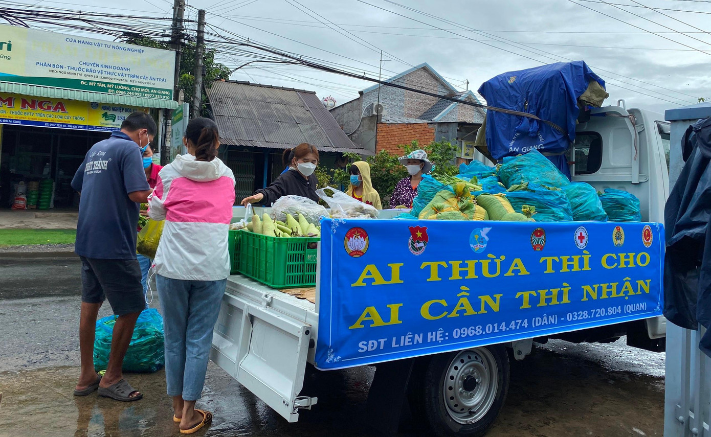 Tại An Giang, thời gian qua những &apos;Chiếc xe nghĩa tình - Xe 0 đồng&apos; cũng đã có mặt khắp nơi trong tỉnh, kể cả vùng nông thôn, vùng sâu vùng xa để tiếp sức cho người nghèo vượt qua đại dịch. - Ảnh: HĐ CM