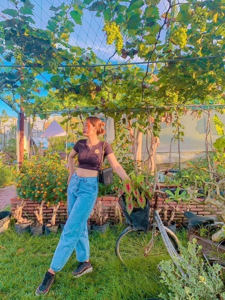 Bạn trẻ tạo dáng chụp ảnh bên vườn nho