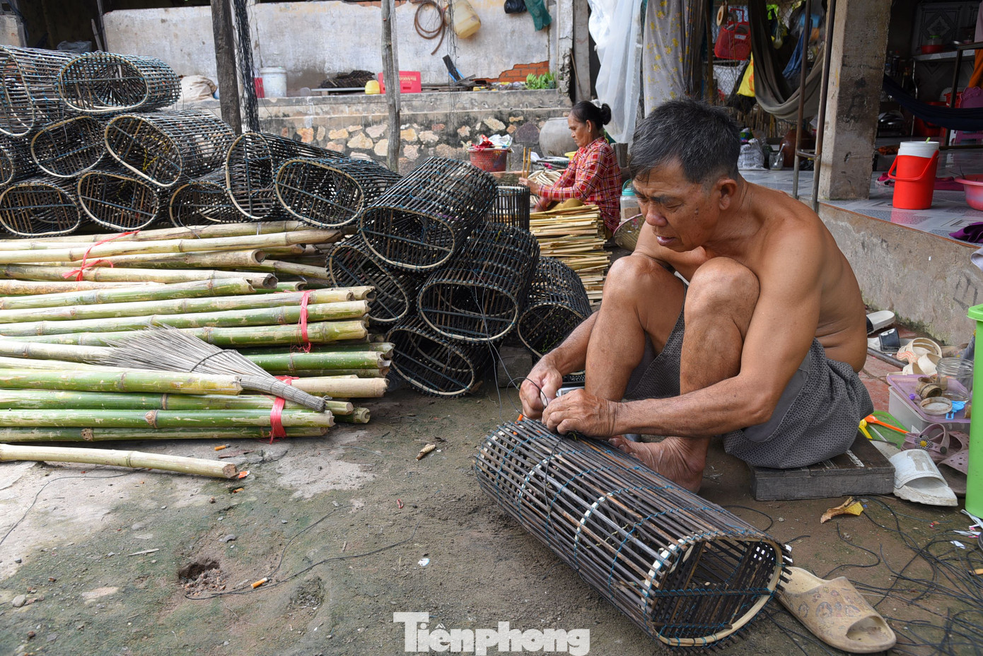 Vợ chồng ông Đỉnh tranh thủ mùa nước nổi làm lọp để bán, trung bình mỗi mùa vài trăm cái, thu nhập khoảng chục triệu đồng. Ảnh: Hòa Hội.