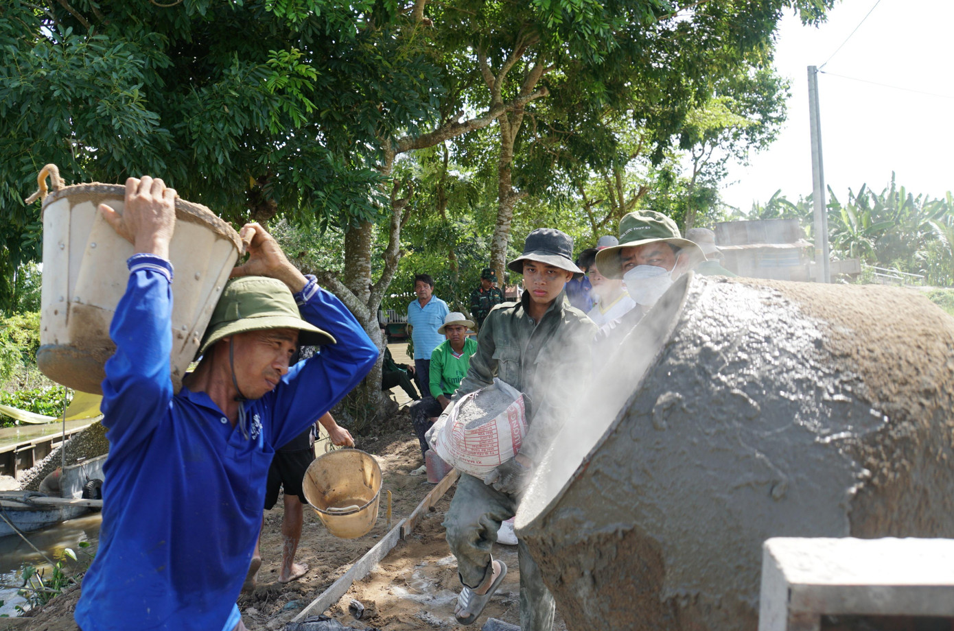 Ông Huỳnh Văn Tính, Trưởng ấp Quy Lân 6 cho biết, trước đây đường sá khó khăn, mỗi khi mưa, bà con, học sinh đi lại vất vả. Tuy nhiên, giờ có con đường đẹp, khang trang người dân vô cùng phấn khởi. “Con đường không chỉ phục vụ đi lại, lưu thông hàng hóa trong ấp mà còn liên xã”, ông Tính nói.