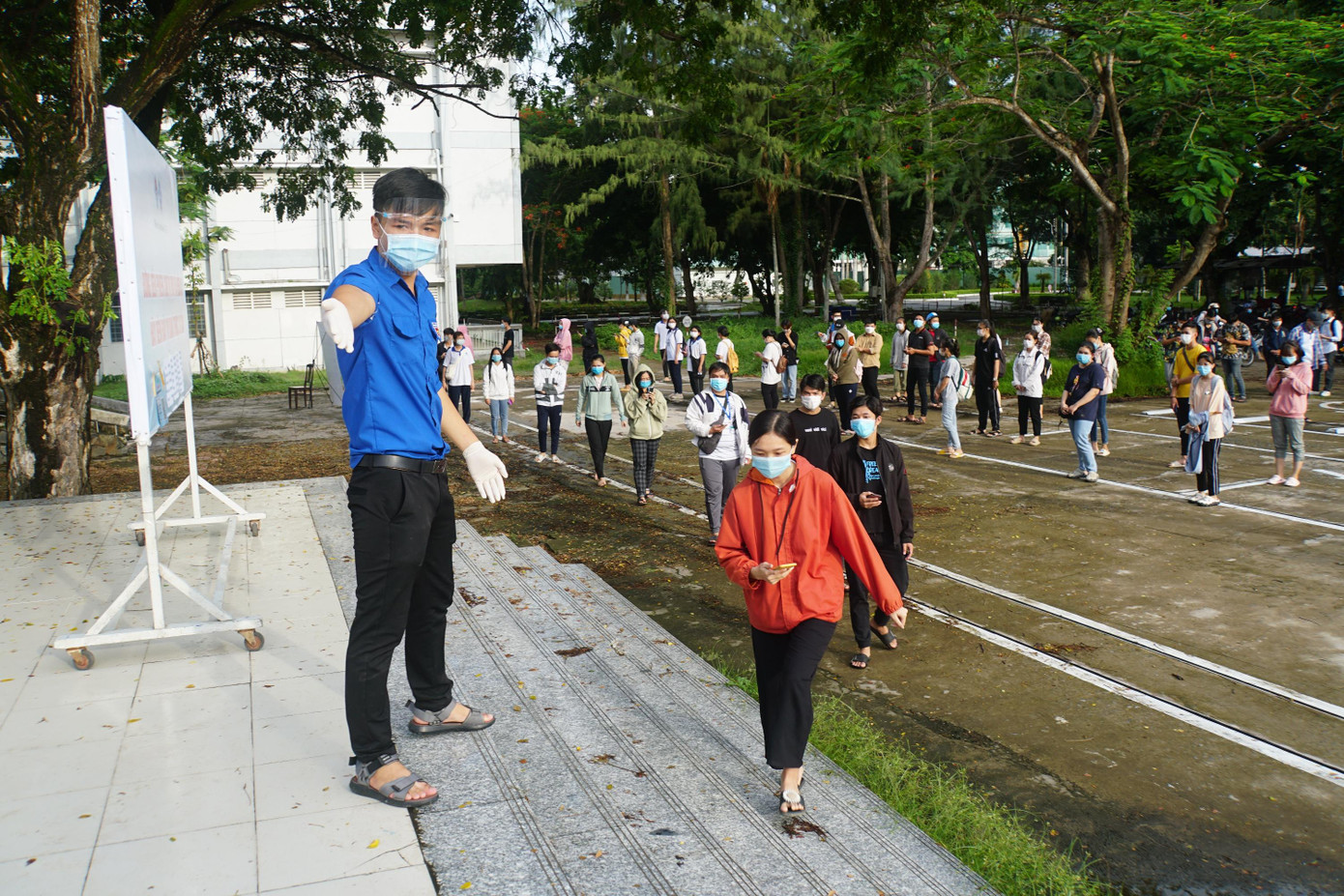 Cán bộ đoàn hướng dẫn sinh viên vào vị trí khai báo y tế Cán bộ đoàn hướng dẫn sinh viên vào vị trí khai báo y tế