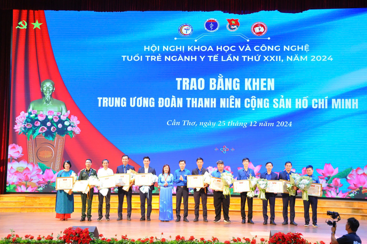 Trung ương Đoàn trao bằng khen cho các đơn vị có số lượng đề tài nghiên cứu khoa học nhiều nhất. Trung ương Đoàn trao bằng khen cho các đơn vị có số lượng đề tài nghiên cứu khoa học nhiều nhất.