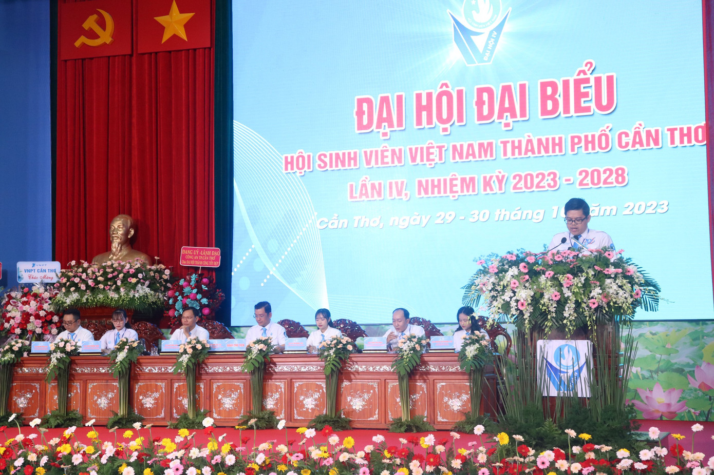 Đoàn chủ tịch điều hành phiên làm việc. Ảnh: TĐ CT. Đoàn chủ tịch điều hành phiên làm việc. Ảnh: TĐ CT.