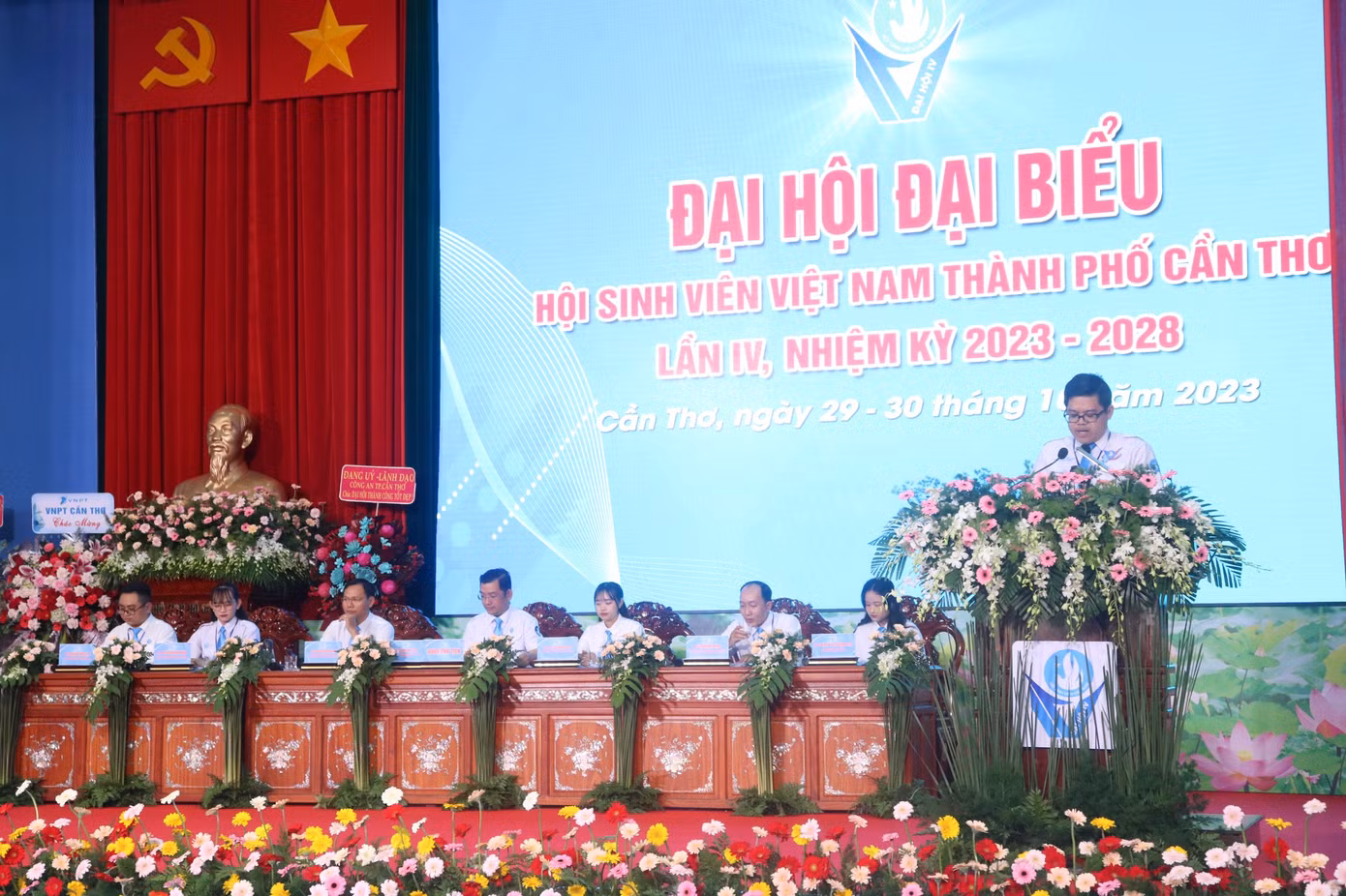 Đoàn chủ tịch điều hành phiên làm việc. Ảnh: TĐ CT.