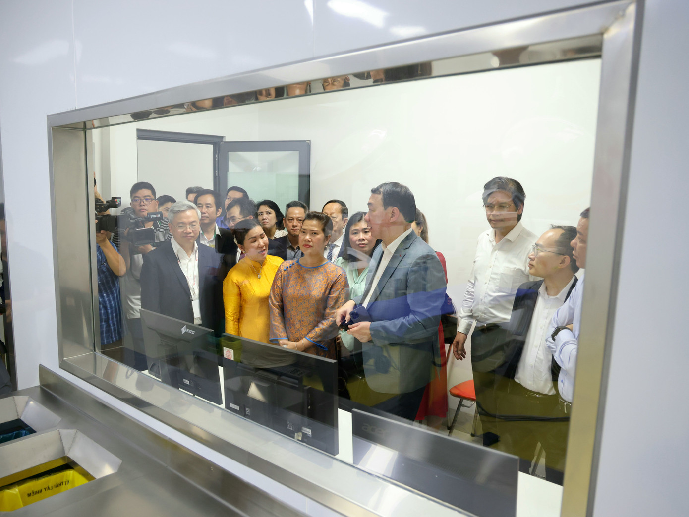 Đại biểu tham quan bên trong Trung tâm nghiên cứu tiền lâm sàng. Đại biểu tham quan bên trong Trung tâm nghiên cứu tiền lâm sàng.