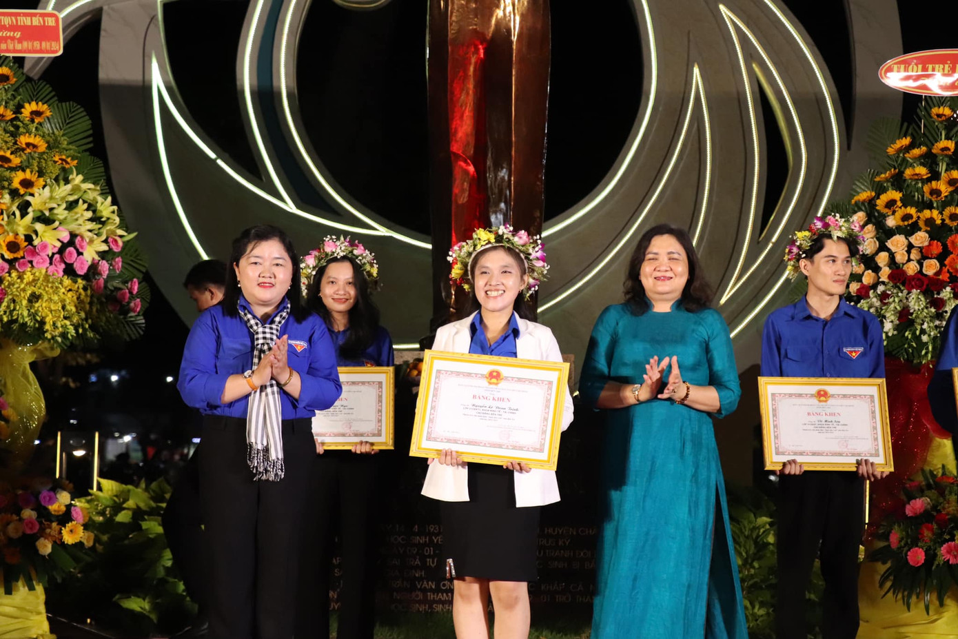 Lãnh đạo tỉnh Bến Tre tặng bằng khen sinh viên đạt danh hiệu “Sinh viên 5 tốt” cấp tỉnh.