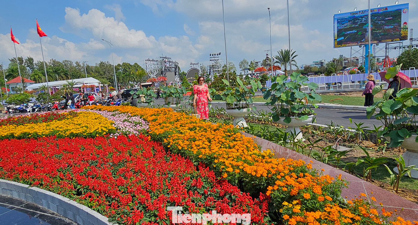 Festival hoa kiểng Sa Đéc lần thứ I năm 2023 với chủ đề "Tình đất - Tình hoa" do UBND tỉnh Đồng Tháp tổ chức. Ảnh: Hòa Hội
