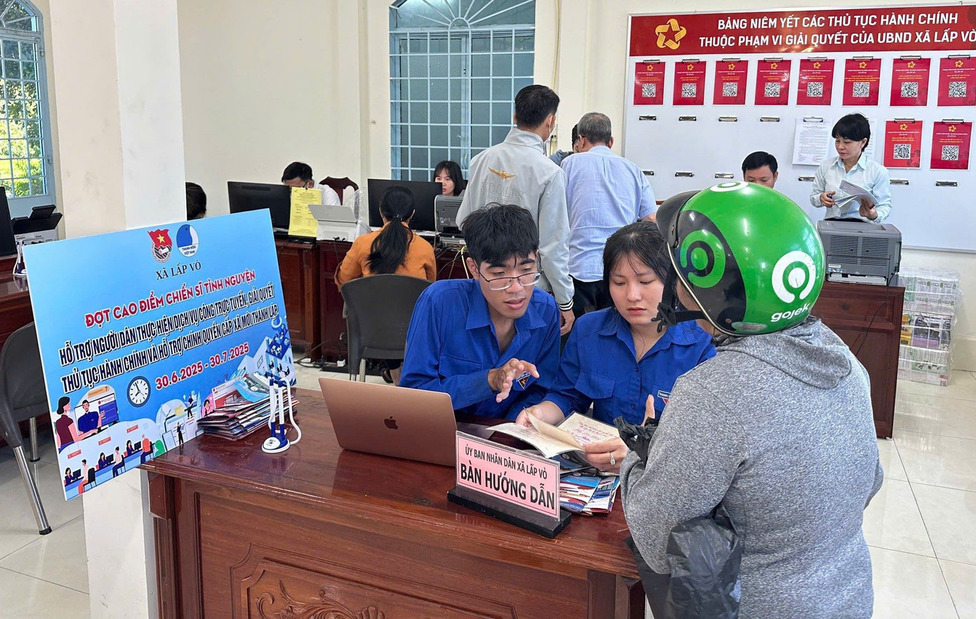 Bạn Đỗ Thị Bích Hợp - Bí thư Chi đoàn ấp Bình Hiệp A (xã Lấp Vò) cùng các bạn khác trong đội hỗ trợ người dân thực hiện dịch vụ công trực truyến và giải quyết thủ tục hành chính tại trụ sở xã mới. Bích Hợp chia sẻ: “Dù còn nhiều bỡ ngỡ vì có một số thủ tục mới, lần đầu cấp xã thực hiện, nhưng với tinh thần xung kích tình nguyện, mình cũng như các thành viên khác cố gắng tìm hiểu kỹ, phối hợp với công chức xã để hỗ trợ người dân nhanh và thuận lợi nhất, đặc biệt trong giai đoạn xã mới vừa mới đi vào hoạt động sau sắp xếp”.