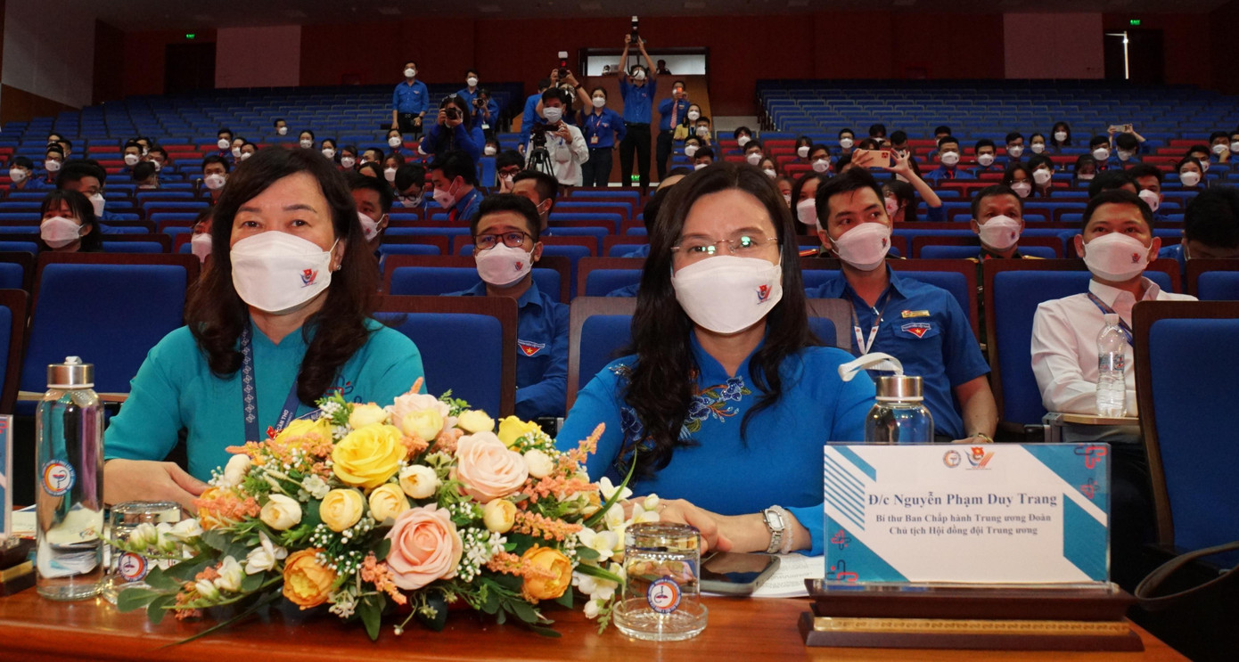 Chị Nguyễn Phạm Duy Trang, Bí thư Trung ương Đoàn, Chủ tịch Hội đồng Đội Trung ương (bên phải) cùng lãnh đạo Trường ĐH Y Dược Cần Thơ. - Ảnh: Hòa Hội