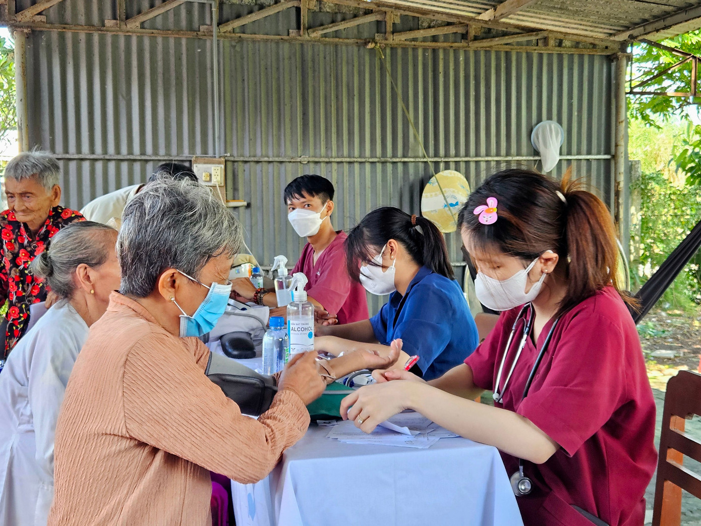 Khám bệnh cho người dân địa phương. Khám bệnh cho người dân địa phương.