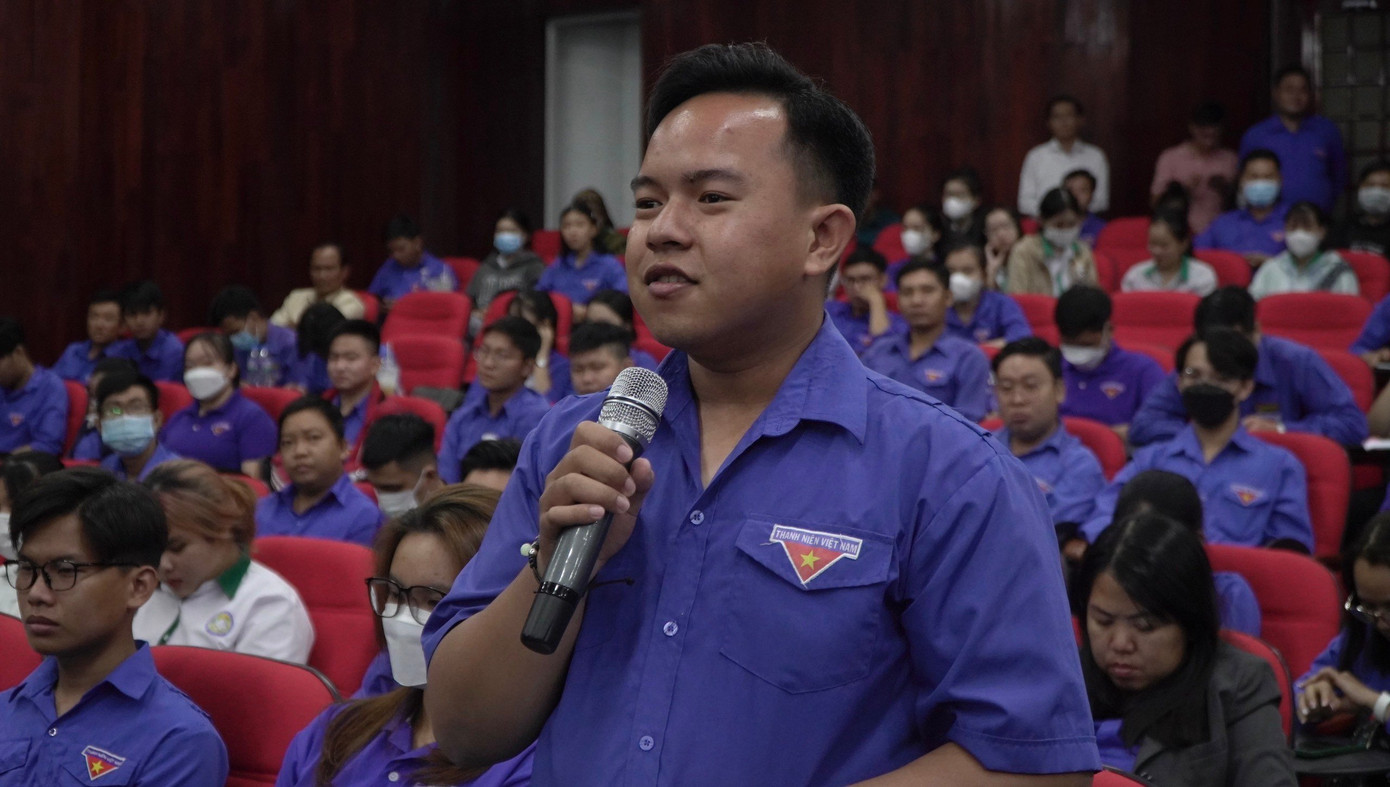 Đoàn viên thanh niên đặt câu hỏi tại chương trình