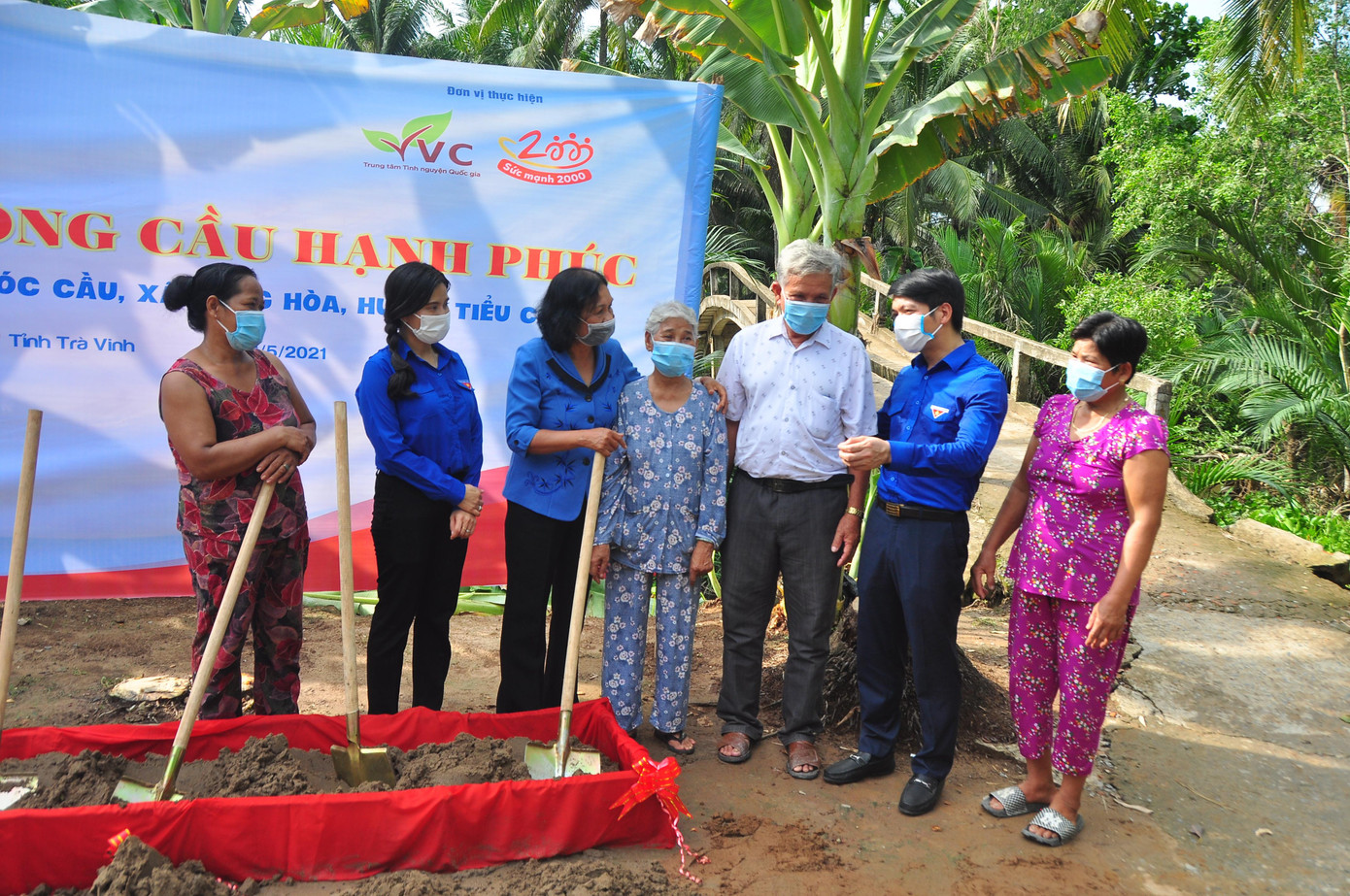 Bí thư Trung ương Đoàn Nguyễn Ngọc Lương trò chuyện cùng người dân. - Ảnh: Hòa Hội Bí thư Trung ương Đoàn Nguyễn Ngọc Lương trò chuyện cùng người dân. - Ảnh: Hòa Hội