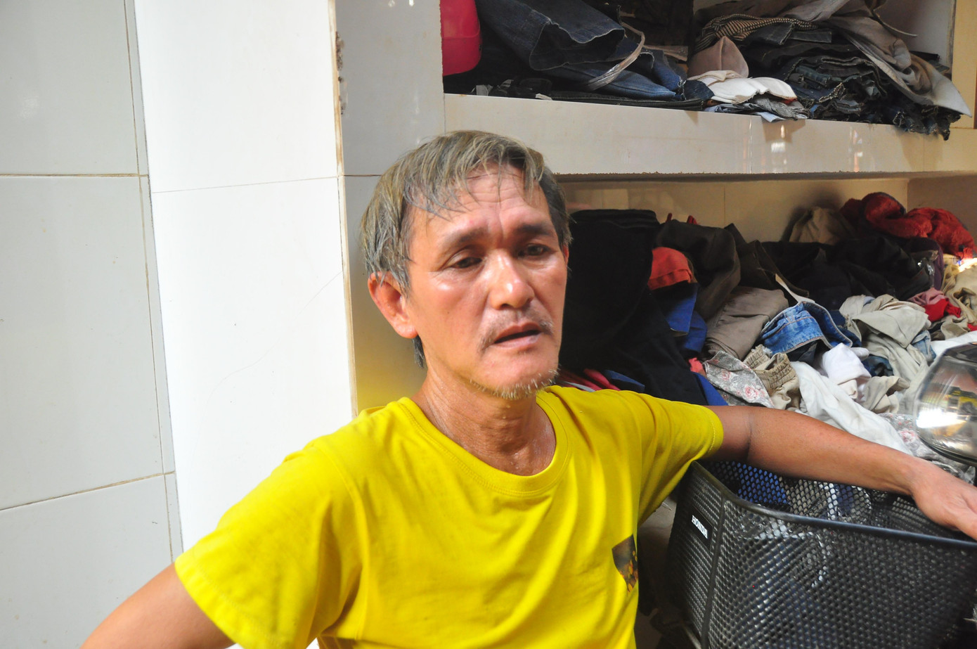 Các thợ bếp ở đây đều là người dân địa phương, làm việc một cách tự nguyện. Vừa ngồi đổ bánh gần một giờ đồng hồ, ông Đào Quốc Hận (53 tuổi, ở ấp Phú Xuân, thị trấn Tịnh Biên) cho biết đã làm ở đây trên 10 năm. Hằng ngày ông làm thuê phụ gia đình, lúc rảnh rỗi vào thiền viện đổ bánh xèo cho các phật tử.