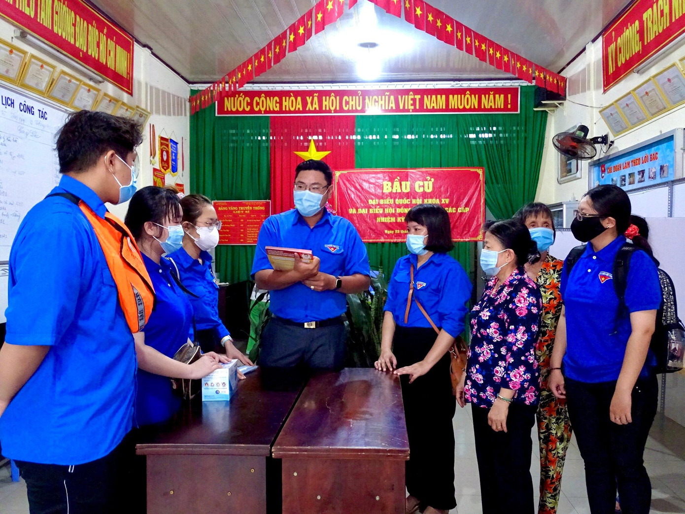 Bà Lê Thị Thanh Hằng, Trưởng Ban Công tác Khu vực 3, phường Cái Khế chia sẻ: "Trước đây, Khu vực đã phối hợp cùng Đoàn Thanh niên để triển khai, vận động người dân cài đặt ứng dụng Bluezone nên nhiều người dân đã cài đặt ứng dụng này. Hôm nay, chúng tôi tiếp tục phối hợp tuyên truyền, vận động người dân thực hiện tốt việc cài đặt ứng dụng, thực hiện khai báo y tế. Đồng thời, thực hiện tuyên truyền, vận động người dân tham gia bầu cử; đảm bảo các hoạt được được triển khai an toàn, hiệu quả, góp phần phòng, chống dịch COVID - 19. Bà Lê Thị Thanh Hằng, Trưởng Ban Công tác Khu vực 3, phường Cái Khế chia sẻ: "Trước đây, Khu vực đã phối hợp cùng Đoàn Thanh niên để triển khai, vận động người dân cài đặt ứng dụng Bluezone nên nhiều người dân đã cài đặt ứng dụng này. Hôm nay, chúng tôi tiếp tục phối hợp tuyên truyền, vận động người dân thực hiện tốt việc cài đặt ứng dụng, thực hiện khai báo y tế. Đồng thời, thực hiện tuyên truyền, vận động người dân tham gia bầu cử; đảm bảo các hoạt được được triển khai an toàn, hiệu quả, góp phần phòng, chống dịch COVID - 19.