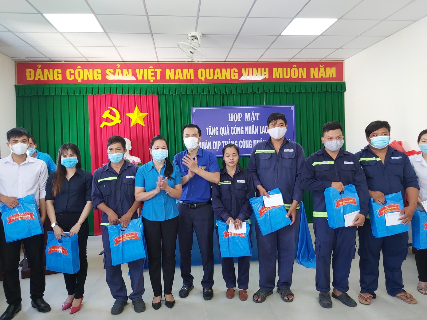 Chị Hồ Thị Diễm 33 tuổi, công nhân công ty CP công trình đô thị Trà Vinh, quê ở huyện Càng Long. Chị có chồng và 2 đứa con đang tuổi ăn học, tuy nhiên hơn năm nay chồng bị bệnh không đi làm được, phải ở nhà. Hằng ngày chị vất cả chạy đi về từ nhà đến chỗ làm hơn 40 km. Công việc của chị là quét dọn trên các tuyến đường ở địa bàn TP Trà Vinh, hằng ngày bắt đầu từ 20 giờ và kết thúc vào hơn 3 giờ sáng hôm sau. Sau đó, chị chạy về nhà lo cho chồng con. &quot;Cảm ơn Trung ương Đoàn và các mạnh thường quân, món quà này giúp gia đình tôi đỡ phần nào trong việc trang trải cuộc sống&quot;, chị Diễm vui mừng nói.