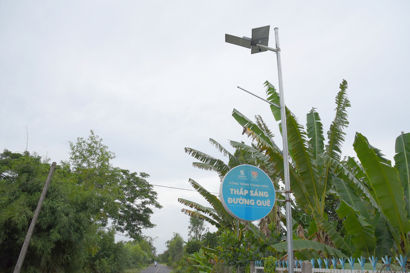 Công trình thắp sáng đường quê tại ấp 1, xã Tân Kiều (Tháp Mười, Đồng Tháp). Đây là địa phương được Trung ương Đoàn chọn là 1 trong 3 ấp triển khai mô hình Làng quê đáng sống. Ảnh: Hòa Hội