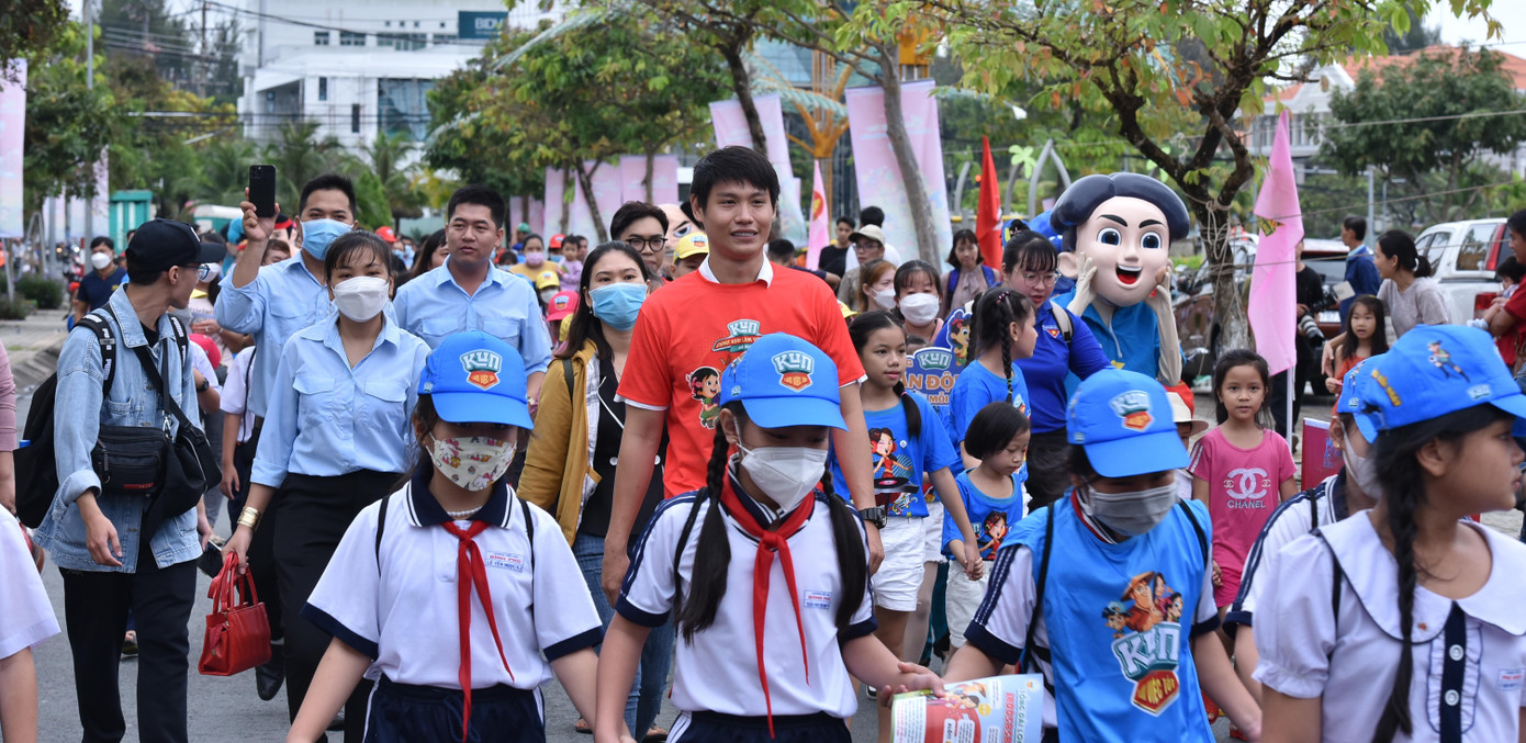 2.000 thiếu nhi Bến Tre tham gia đi bộ gây quỹ bảo vệ môi trường.