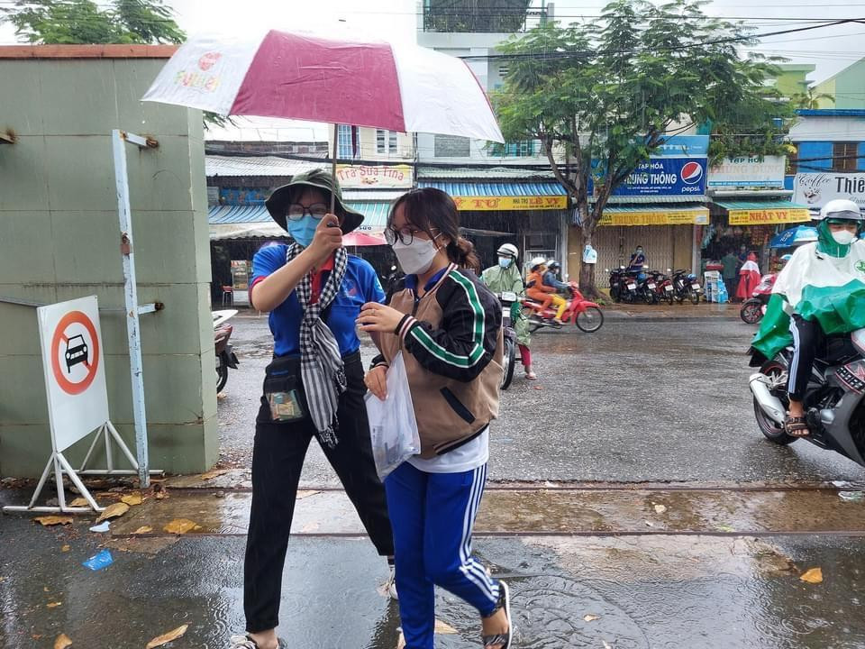 Theo anh Quốc, tham gia hoạt động Tiếp sức mùa thi năm nay có 40 sinh viên và 10 học sinh đội hình Hoa Phượng Đỏ của Trường Phổ thông Thực hành Sư phạm, được chia thành 5 đội, gồm: hậu cần - tiếp sức; thông tin - truyền thông; phản ứng nhanh; phân luồng giao thông và tuyên truyền, phòng, chống dịch COVID – 19.