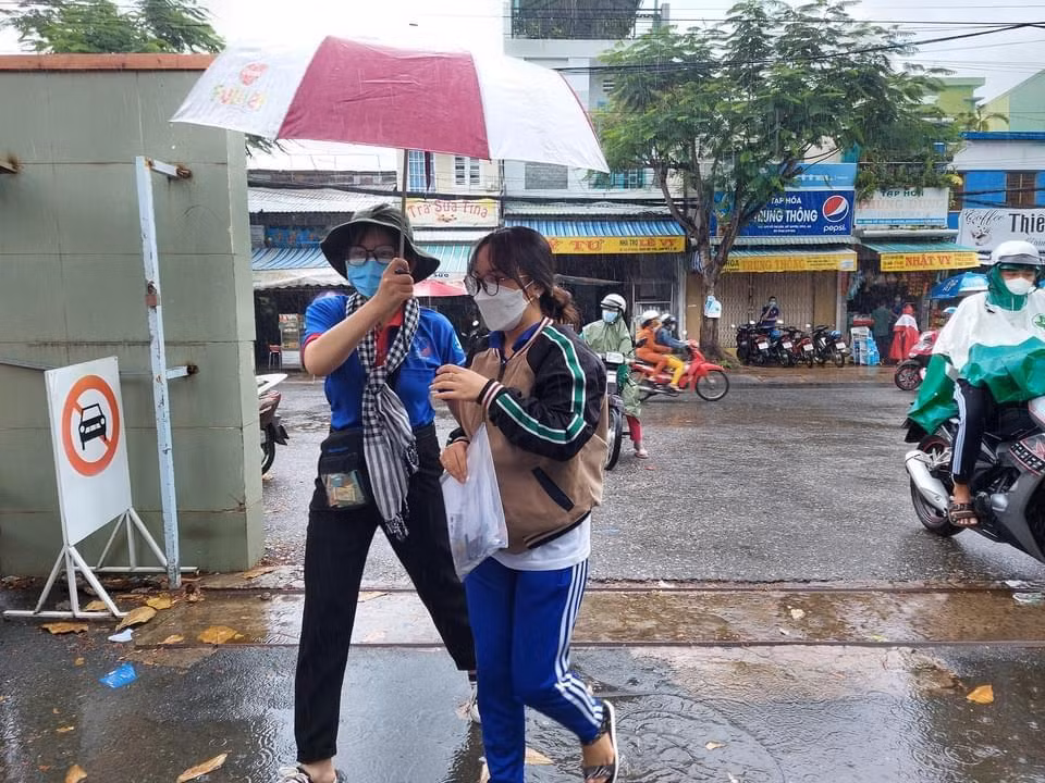 Theo anh Quốc, tham gia hoạt động Tiếp sức mùa thi năm nay có 40 sinh viên và 10 học sinh đội hình Hoa Phượng Đỏ của Trường Phổ thông Thực hành Sư phạm, được chia thành 5 đội, gồm: hậu cần - tiếp sức; thông tin - truyền thông; phản ứng nhanh; phân luồng giao thông và tuyên truyền, phòng, chống dịch COVID – 19.