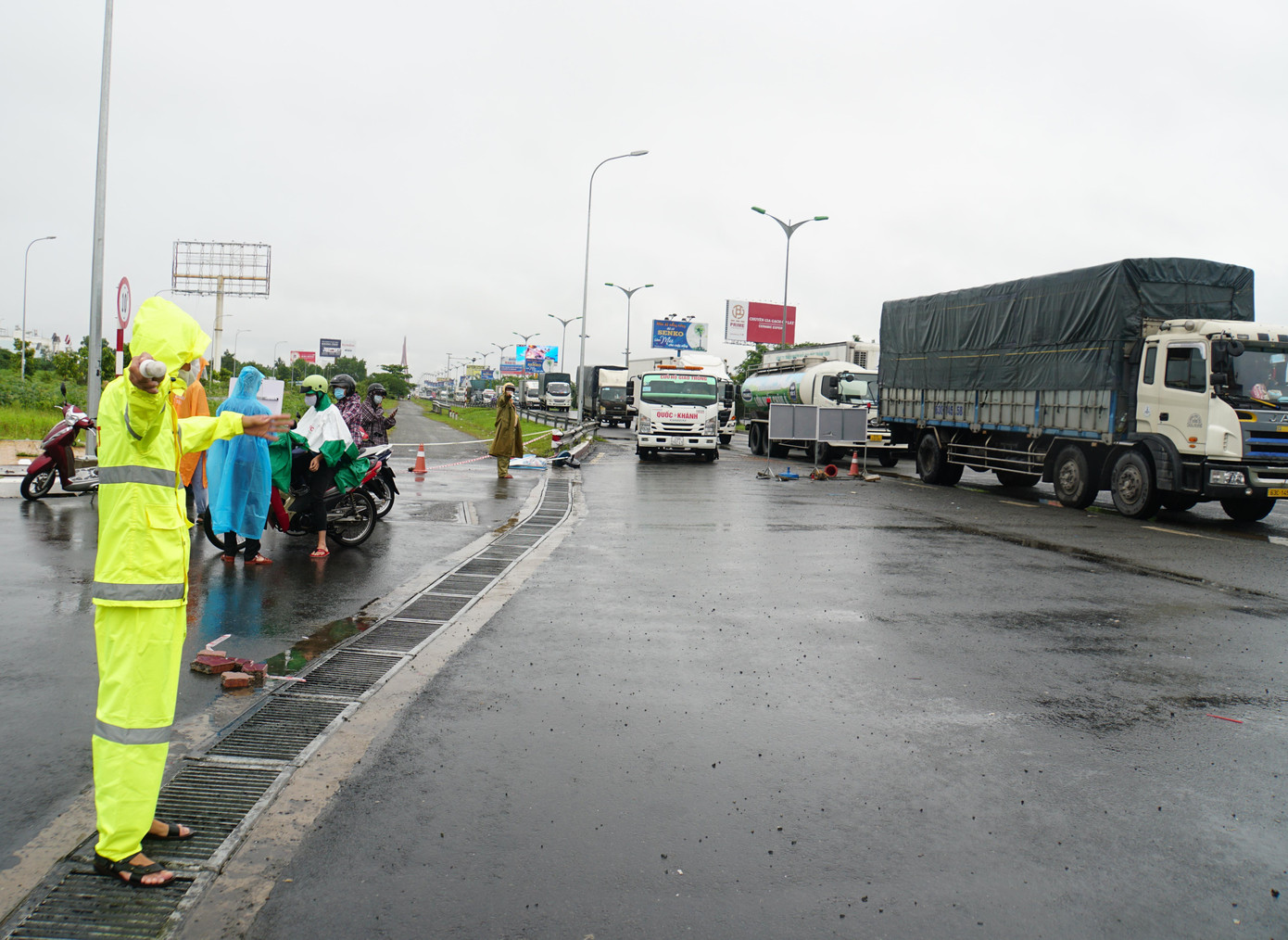 Lượng xe đổ về thành phố đông, gây kẹt xe kéo dài