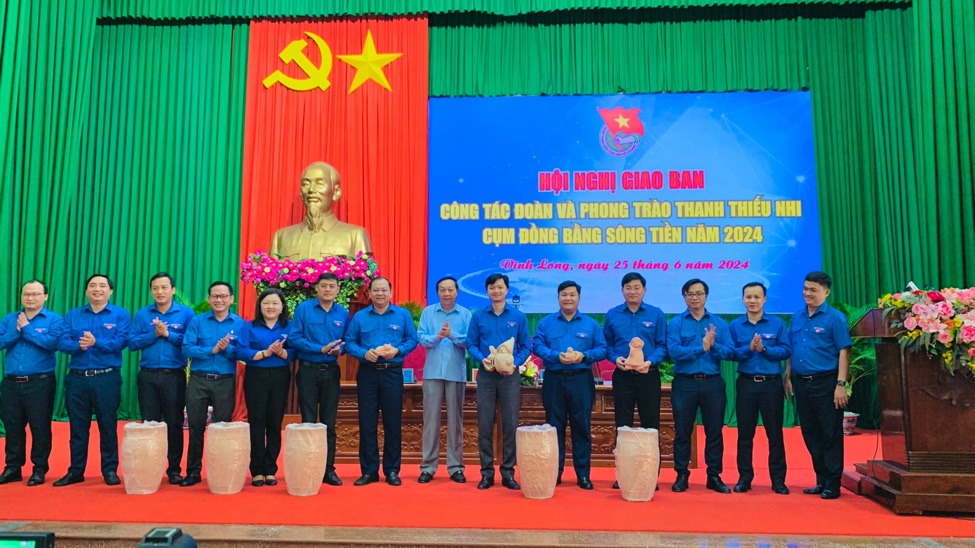 Lãnh đạo tỉnh Vĩnh Long tặng quà cho đại biểu cụm Đồng bằng sông Tiền và Trung ương Đoàn. Ảnh: Hòa Hội