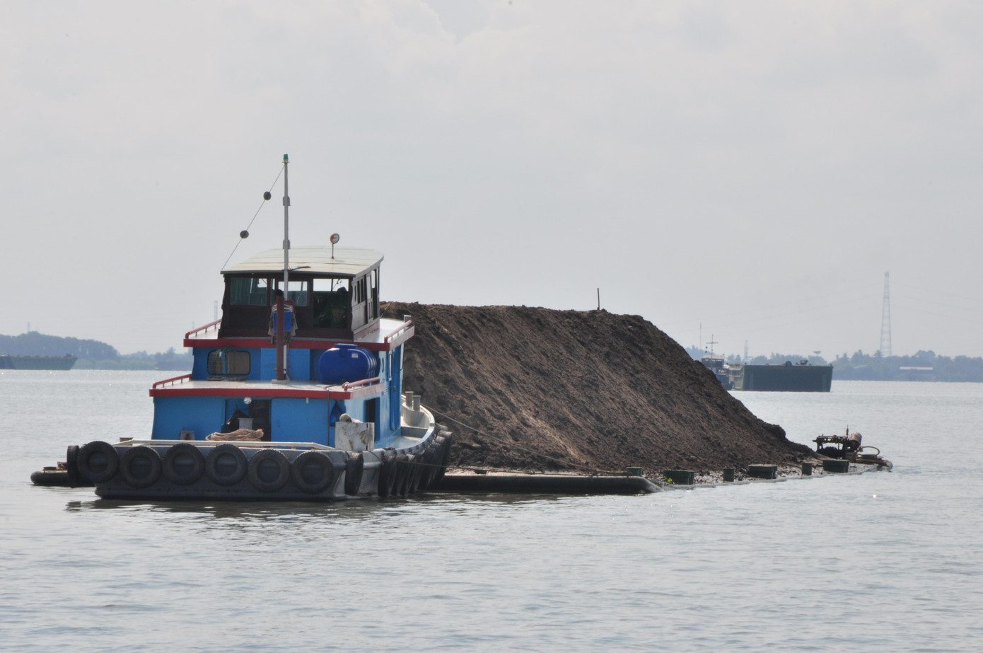 Sà lan chở cát Sà lan chở cát
