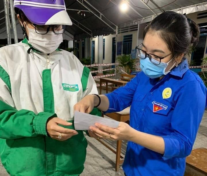 Tình nguyện viên trường ĐH An Giang tham gia chống dịch COVID -19. - Ảnh: ĐH AG