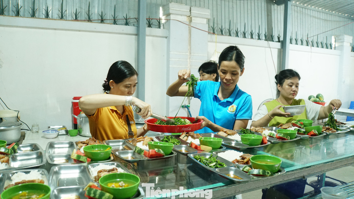 Các phần ăn của các em sẽ được đặt trong khay, sau khi ăn xong các em sẽ tự rửa, tạo ý thức sống tập thể cho các em. Ảnh: Hòa Hội