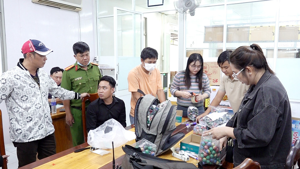 Công an kiểm đếm tang vật. Công an kiểm đếm tang vật.