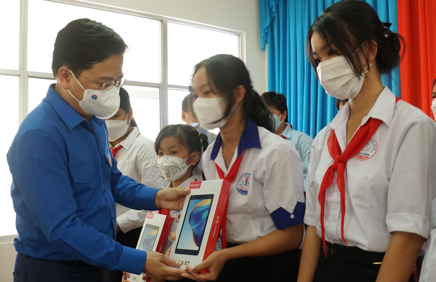 Anh Nguyễn Anh Tuấn, Bí thư thứ nhất Trung ương Đoàn tặng quà cho học sinh Tiền Giang. - Ảnh: Hòa Hội