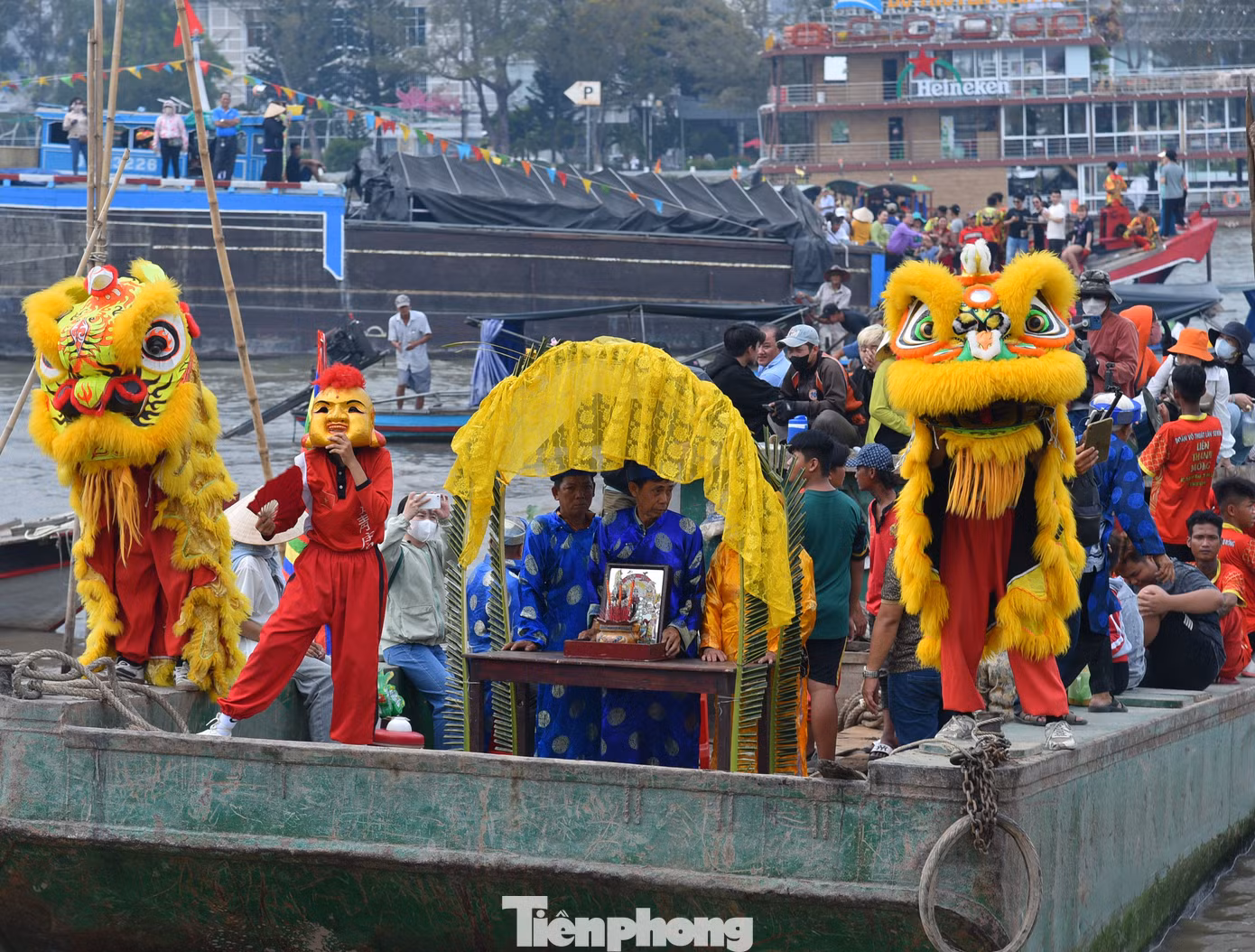 Tại lễ hội, nhiều nghi thức được thực hiện trên sông Hậu.