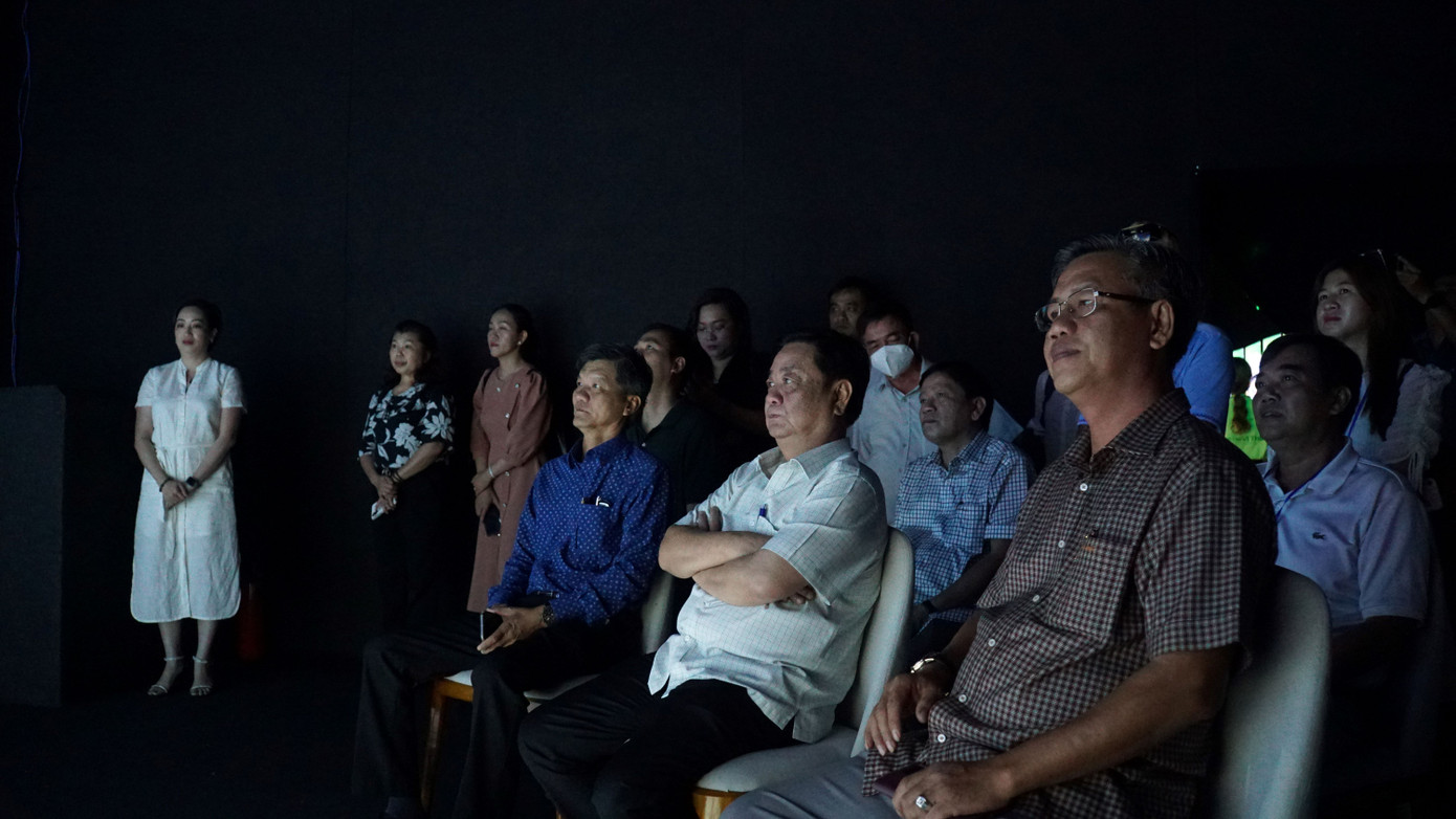 Bộ trưởng Bộ NN&amp;PTNT Lê Minh Hoan tham gia trải nghiệm tại không gian phòng chiếu phim 3D Mapping về ngành hàng xoài. Ảnh: An Bình