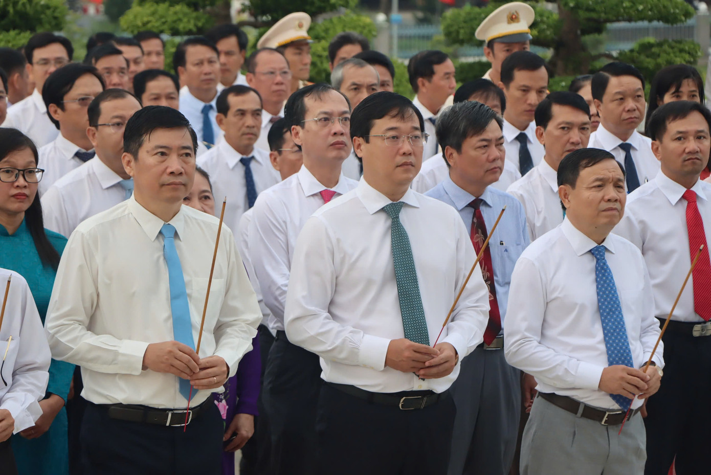 Tại buổi lễ, lãnh đạo tỉnh Đồng Tháp cùng các đại biểu đã đặt hoa, dâng hương và dành phút mặc niệm trước Tượng đài Tổ quốc ghi công, để tưởng nhớ các anh hùng liệt sĩ - những người con ưu tú của dân tộc đã anh dũng hy sinh để bảo vệ Tổ quốc, giành độc lập cho dân tộc, đem lại tự do, hòa bình cho nhân dân. Tại buổi lễ, lãnh đạo tỉnh Đồng Tháp cùng các đại biểu đã đặt hoa, dâng hương và dành phút mặc niệm trước Tượng đài Tổ quốc ghi công, để tưởng nhớ các anh hùng liệt sĩ - những người con ưu tú của dân tộc đã anh dũng hy sinh để bảo vệ Tổ quốc, giành độc lập cho dân tộc, đem lại tự do, hòa bình cho nhân dân.