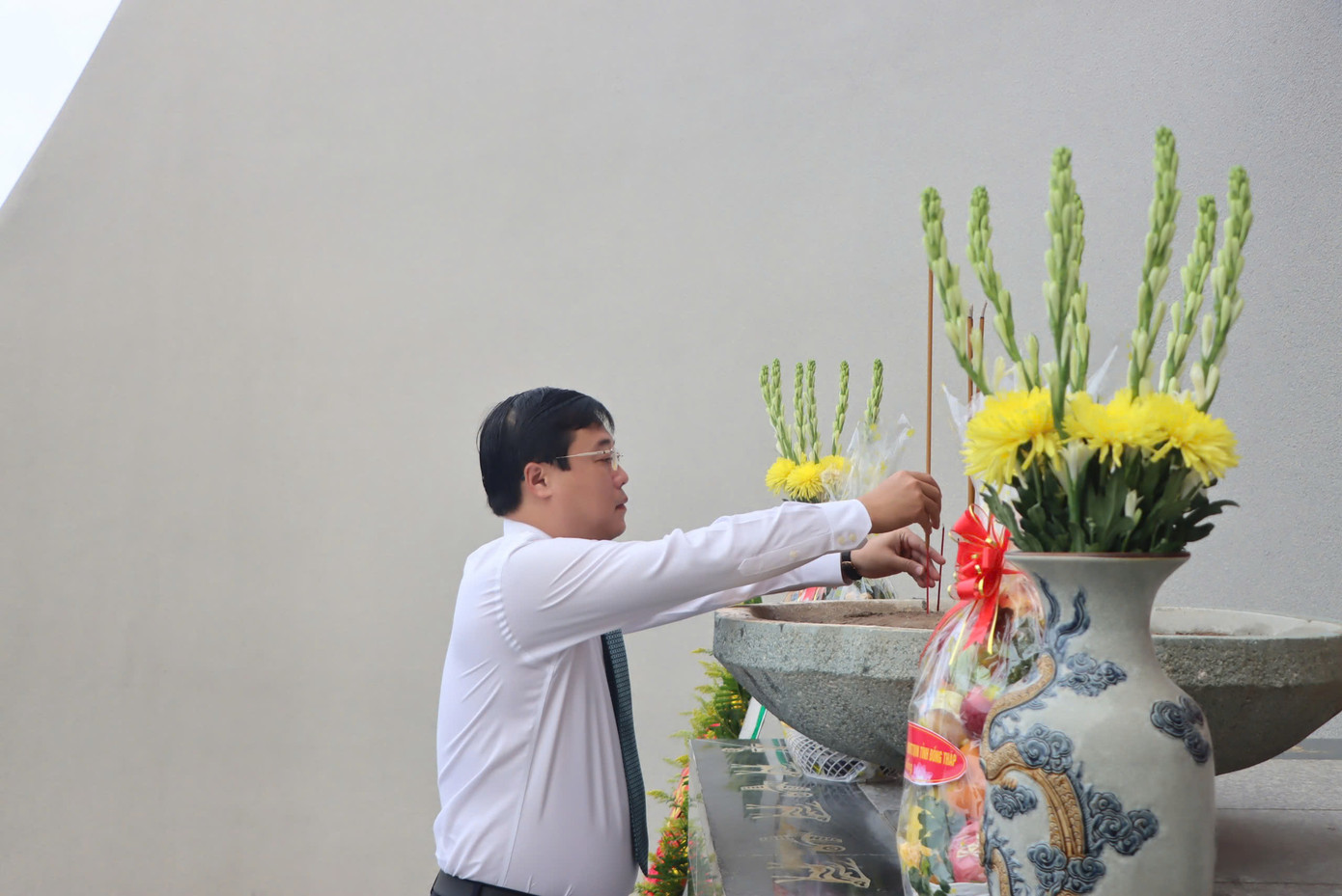 Bí thư Tỉnh ủy Đồng Tháp Lê Quốc Phong dâng hương tưởng nhớ các anh hùng liệt sĩ. Bí thư Tỉnh ủy Đồng Tháp Lê Quốc Phong dâng hương tưởng nhớ các anh hùng liệt sĩ.