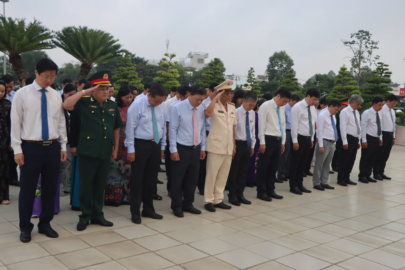 Với lòng tự hào và biết ơn sâu sắc các anh hùng liệt sĩ, cùng với cả nước, Đảng bộ, chính quyền và nhân dân tỉnh Đồng Tháp luôn ra sức phấn đấu, phát huy ý chí tự lực, tự cường vượt qua mọi khó khăn, thử thách, xây dựng tỉnh nhà ngày càng phát triển giàu mạnh, văn minh; góp phần xứng đáng vào sự nghiệp xây dựng và bảo vệ Tổ quốc. Với lòng tự hào và biết ơn sâu sắc các anh hùng liệt sĩ, cùng với cả nước, Đảng bộ, chính quyền và nhân dân tỉnh Đồng Tháp luôn ra sức phấn đấu, phát huy ý chí tự lực, tự cường vượt qua mọi khó khăn, thử thách, xây dựng tỉnh nhà ngày càng phát triển giàu mạnh, văn minh; góp phần xứng đáng vào sự nghiệp xây dựng và bảo vệ Tổ quốc.