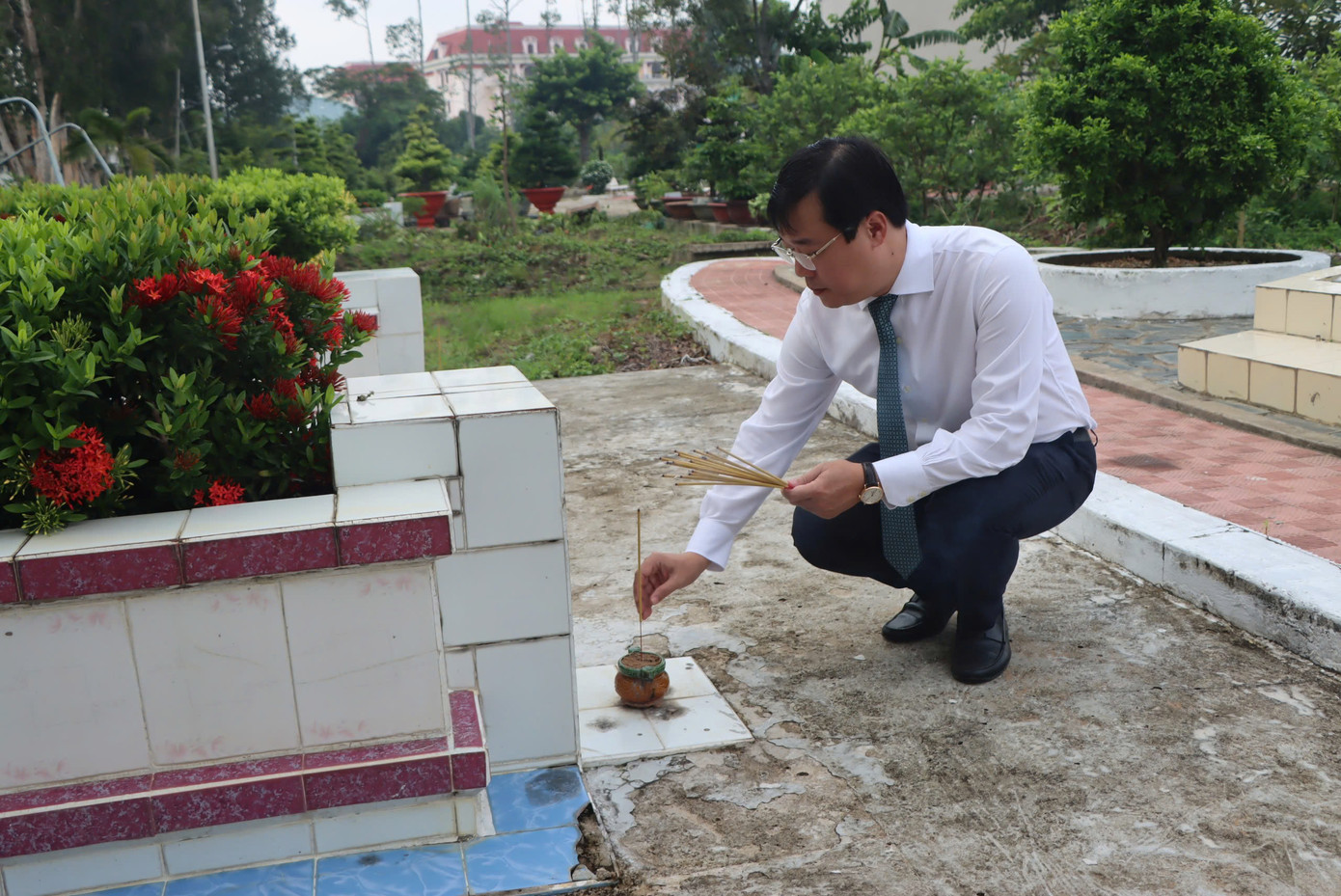 Nghĩa trang Liệt sĩ tỉnh Đồng Tháp là nơi yên nghỉ của hơn 3.000 anh hùng liệt sĩ. Trong dịp 27/7 năm nay, toàn tỉnh Đồng Tháp tặng quà cho hơn 37.500 người có công, với số tiền trên 15 tỷ đồng. Nghĩa trang Liệt sĩ tỉnh Đồng Tháp là nơi yên nghỉ của hơn 3.000 anh hùng liệt sĩ. Trong dịp 27/7 năm nay, toàn tỉnh Đồng Tháp tặng quà cho hơn 37.500 người có công, với số tiền trên 15 tỷ đồng.