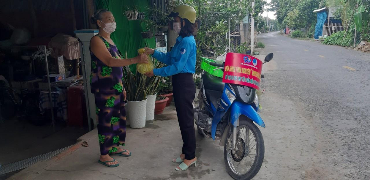 Nữ &apos;shipper áo xanh&apos; giao đồ cho người dân