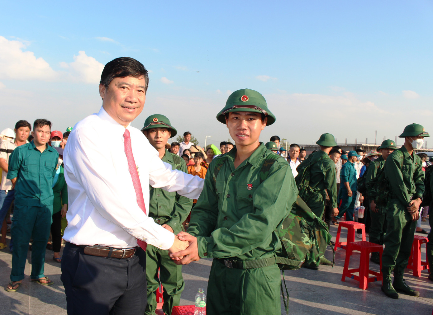 Chủ tịch UBND tỉnh Đồng Tháp Phạm Thiện Nghĩa động viên tân binh trước khi lên đường nhập ngũ. Ảnh: Hồng Ngự