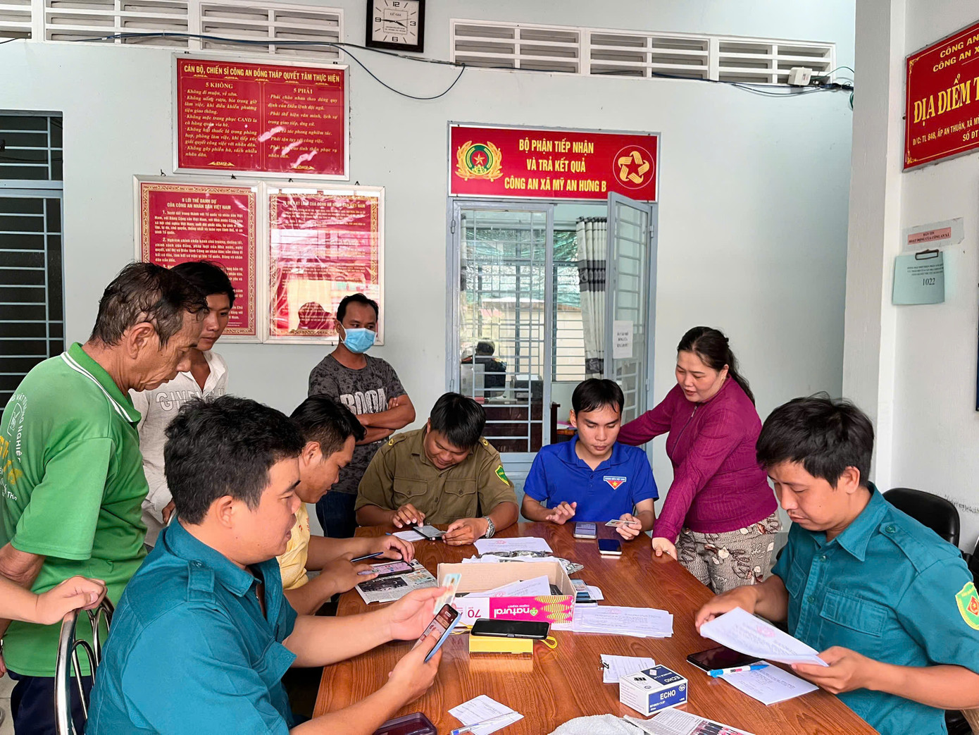 Hướng dẫn sử dụng ứng dụng thanh toán không tiền mặt, đóng góp ý kiến pháp luật qua VNeID.