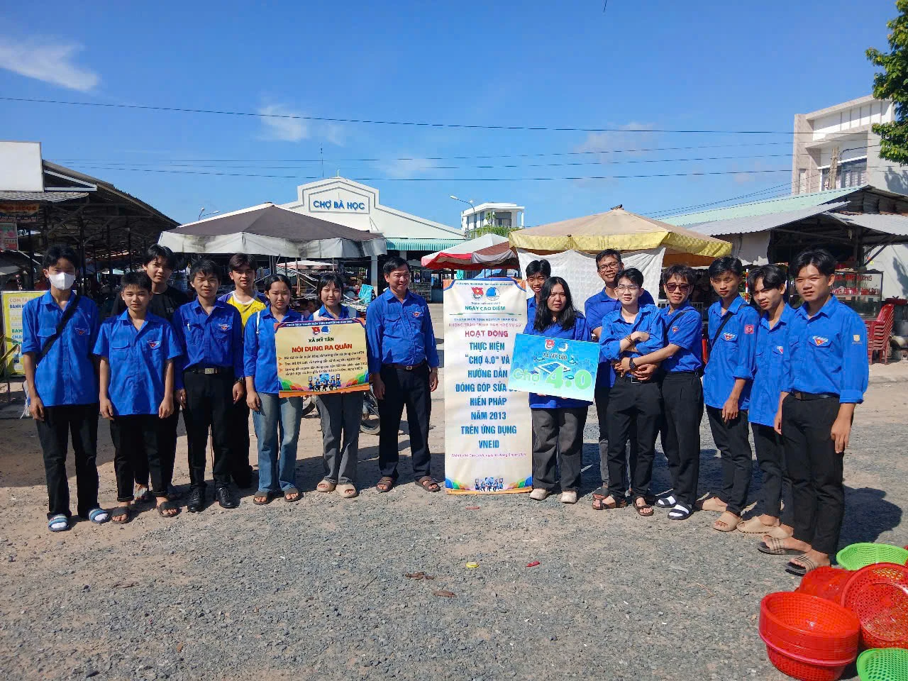 Đội hình thực hiện chợ 4.0 và hướng dẫn đóng góp sửa hiến pháp trên ứng dụng VNeID. Đội hình thực hiện chợ 4.0 và hướng dẫn đóng góp sửa hiến pháp trên ứng dụng VNeID.