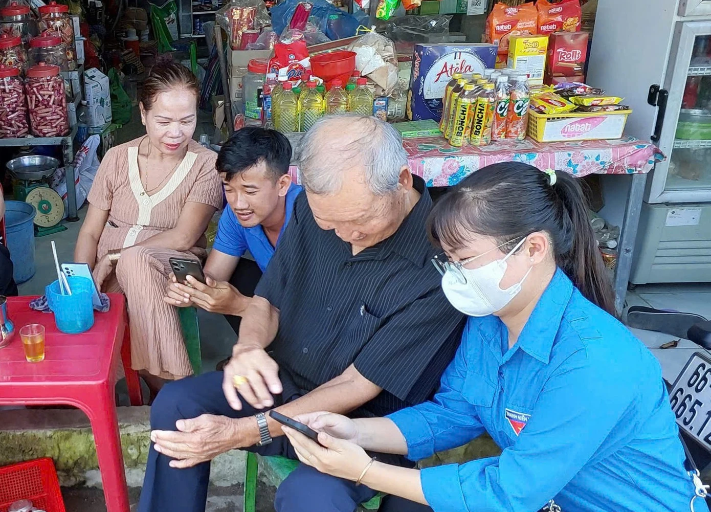 ĐVTN hướng dẫn người dân thanh toán không tiền mặt. ĐVTN hướng dẫn người dân thanh toán không tiền mặt.