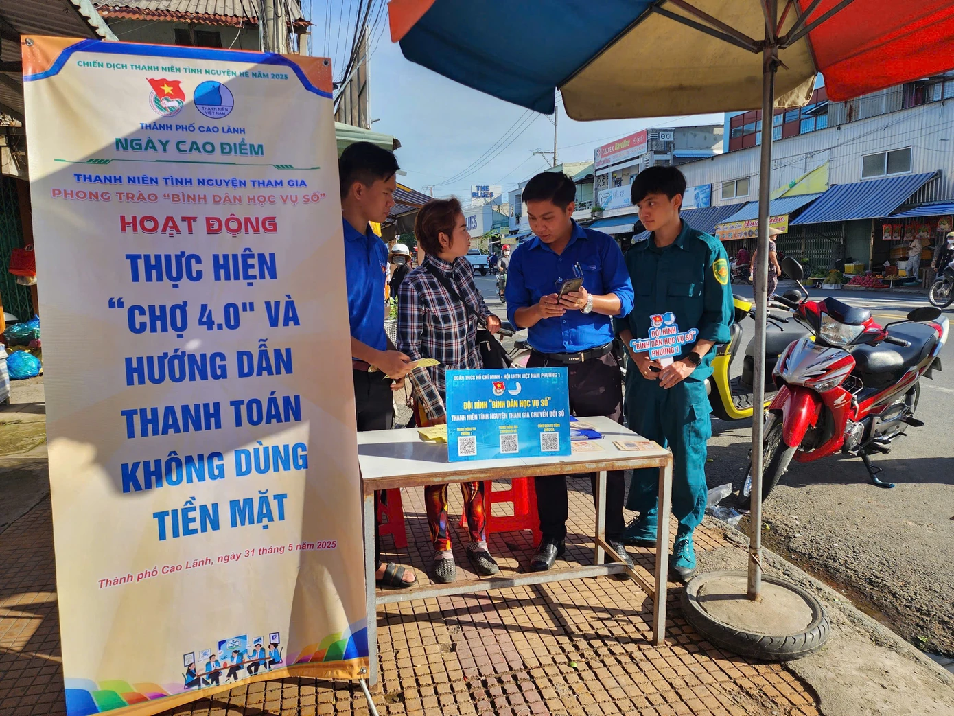 ĐVTN hướng dẫn người dân thanh toán không dùng tiền mặt. ĐVTN hướng dẫn người dân thanh toán không dùng tiền mặt.